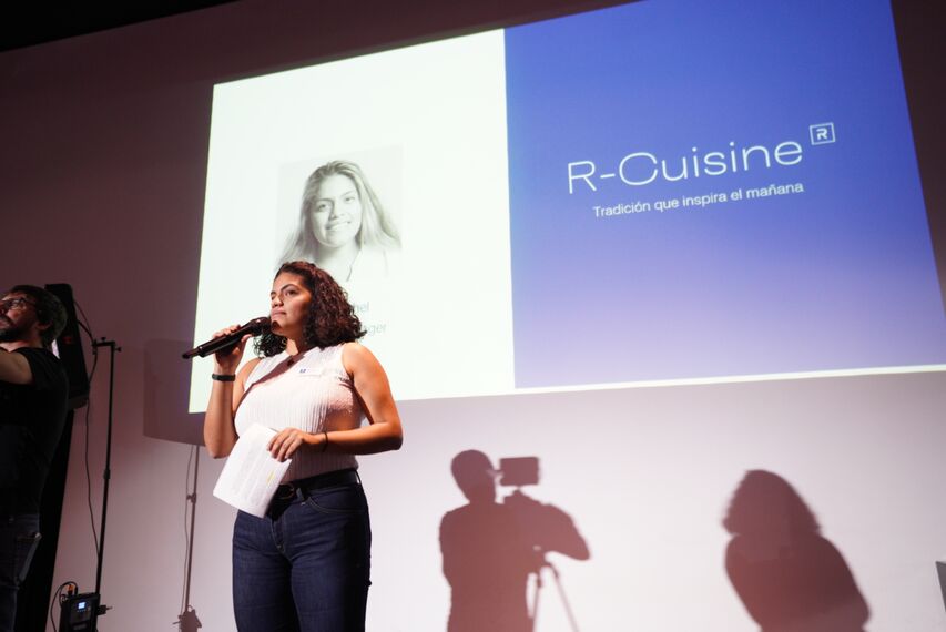 Eliana Michel, Marketing Manager despidiendo el evento