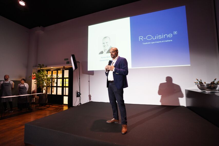 El Country Manager, Alonso Muñoz presentando el evento