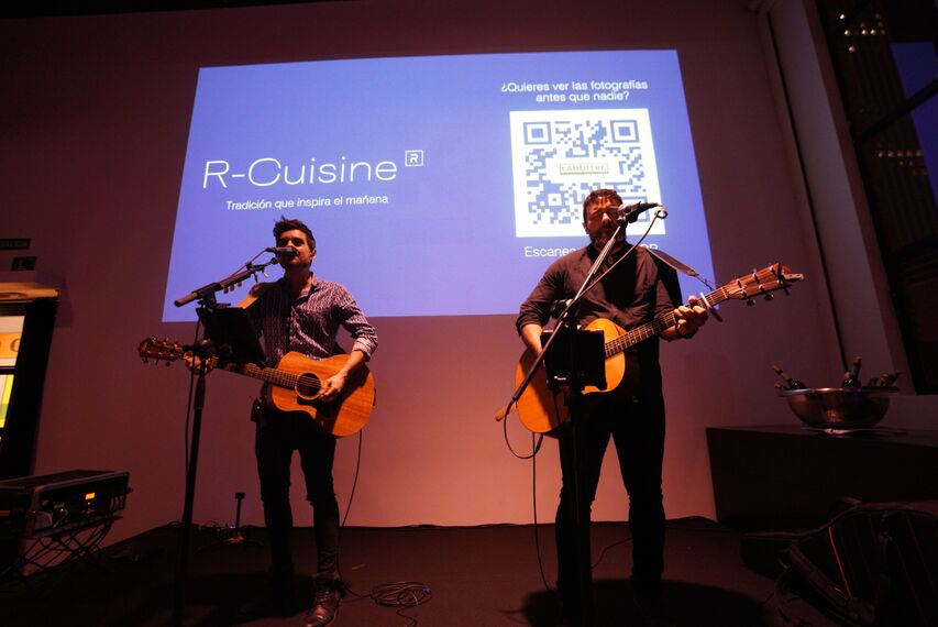 El dúo Indie Acoustic Cover amenizando el final del R-Cuisine