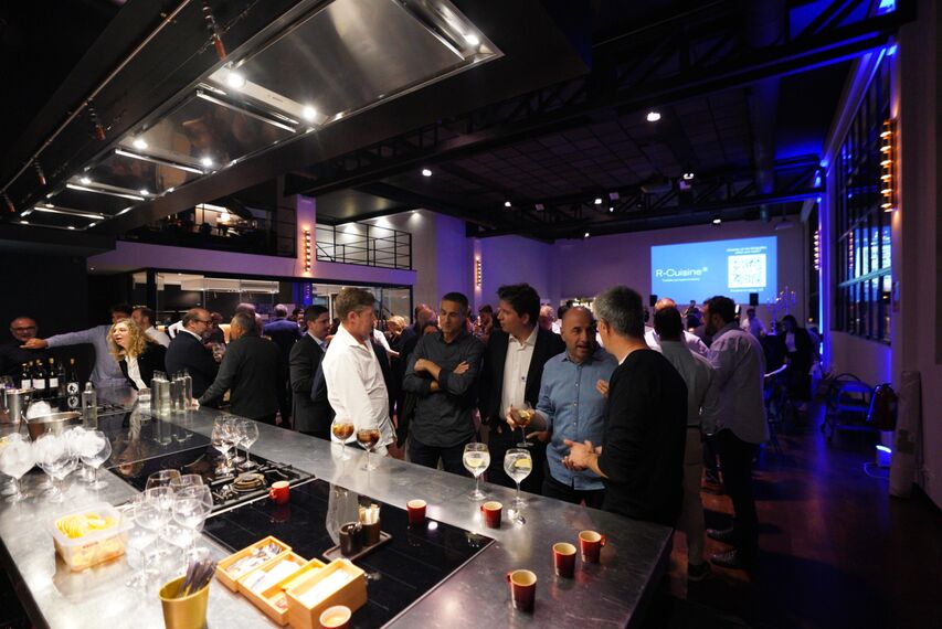 Invitados de R-Cuisine disfrutando de la copa de despedida