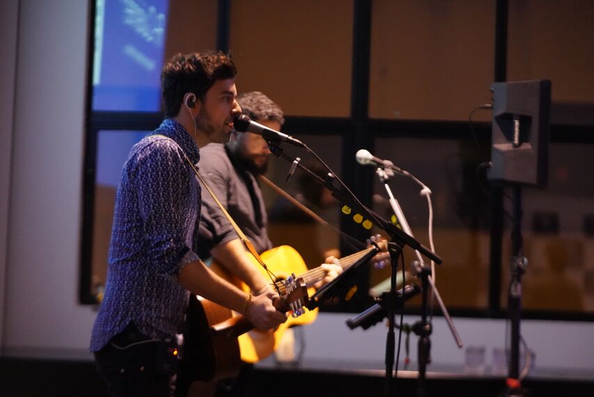 El dúo Indie Acoustic Cover durante el final del evento