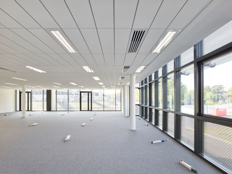 ConceptWall 86 Muros cortina, ThermoSystem 68 Ventanas, ConceptWall 50 Muros cortina y TS 68-HV Ventanas - Office building Jardins du Lou situado en Lyon, Francia