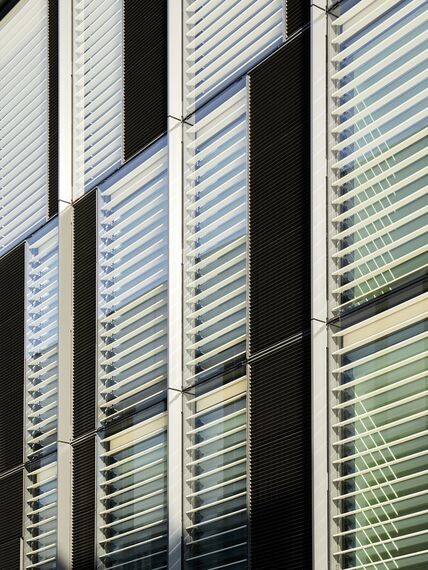 ConceptWall 86 Muros cortina, ThermoSystem 68 Ventanas, ConceptWall 50 Muros cortina y TS 68-HV Ventanas - Office building Jardins du Lou situado en Lyon, Francia