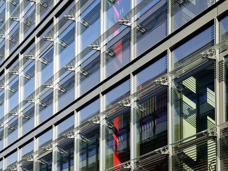 ConceptWall 86 Muros cortina, ThermoSystem 68 Ventanas, ConceptWall 50 Muros cortina y TS 68-HV Ventanas - Office building Jardins du Lou situado en Lyon, Francia