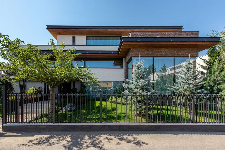 CW 50-SC Muros cortina y MasterLine 8 HI+ Ventanas - M House situado en Voluntari, Rumania