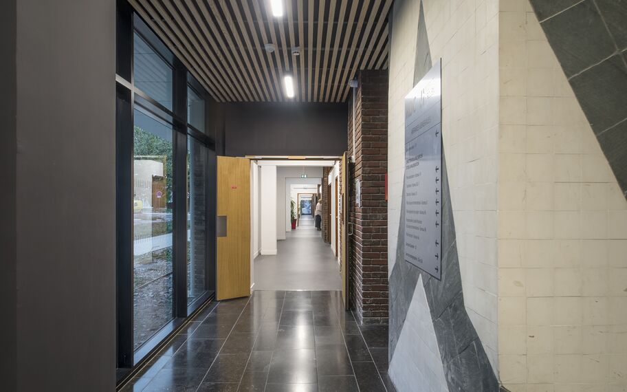 ConceptWall 50 Muros cortina, CD 68 Puertas y TS 68 Ventanas - College/University Universidad de Rouen situado en Rouen, Francia