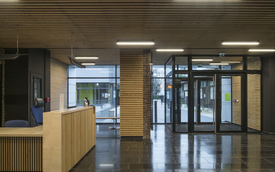 ConceptWall 50 Muros cortina, CD 68 Puertas y TS 68 Ventanas - College/University Universidad de Rouen situado en Rouen, Francia