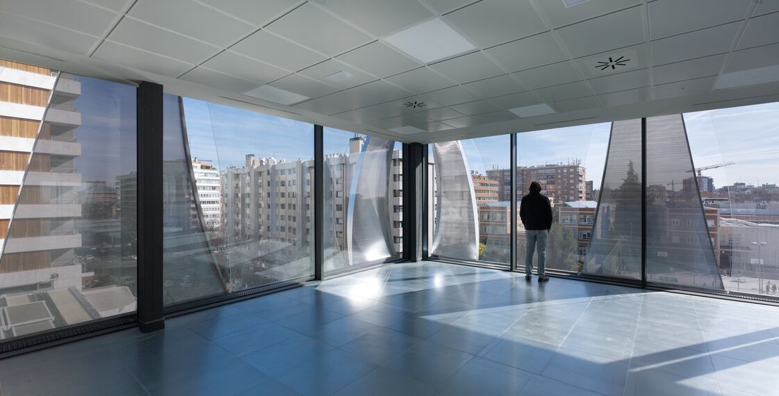 ConceptWall 50 Muros cortina y ConceptSystem 68 Puertas - Office building Blue building situado en Madrid, España