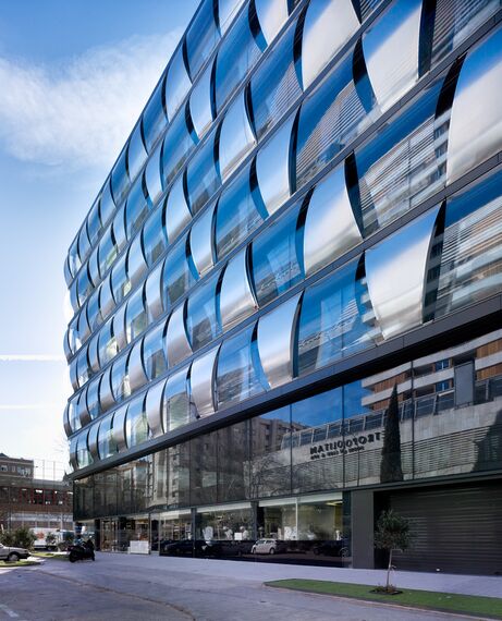 ConceptWall 50 Muros cortina y ConceptSystem 68 Puertas - Office building Blue building situado en Madrid, España