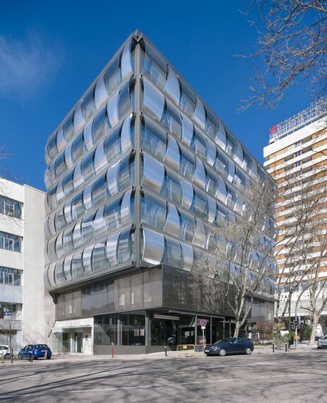 ConceptWall 50 Muros cortina y ConceptSystem 68 Puertas - Office building Blue building situado en Madrid, España