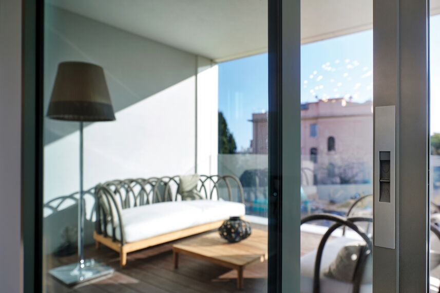 BriseSoleil 40 Protección solar, CS 77 Hidden Vent Ventanas y SlimPatio 68 Puertas correderas y plegables - Palazzo Arbà situado en Genoa, Italia