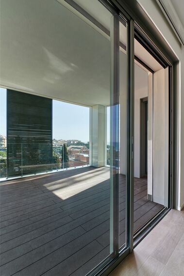 BriseSoleil 40 Protección solar, CS 77 Hidden Vent Ventanas y SlimPatio 68 Puertas correderas y plegables - Palazzo Arbà situado en Genoa, Italia