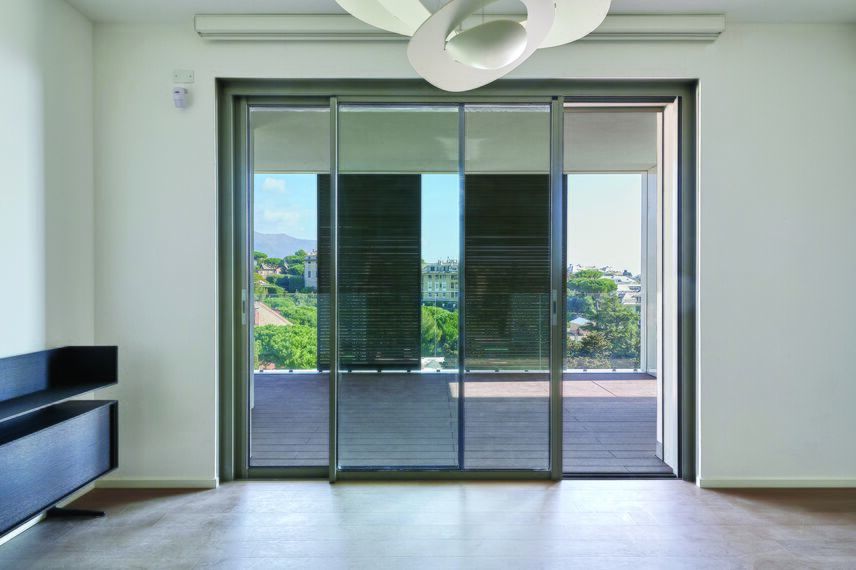 BriseSoleil 40 Protección solar, CS 77 Hidden Vent Ventanas y SlimPatio 68 Puertas correderas y plegables - Palazzo Arbà situado en Genoa, Italia