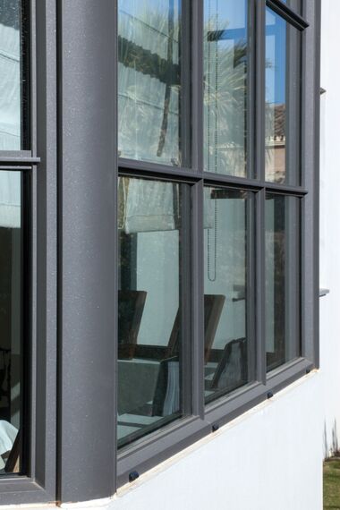 SlimLine 38 Ferro Ventanas - Villa Vivienda Particular San Roque situado enEspaña