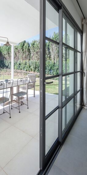 SlimLine 38 Ferro Ventanas - Villa Vivienda Particular San Roque situado enEspaña