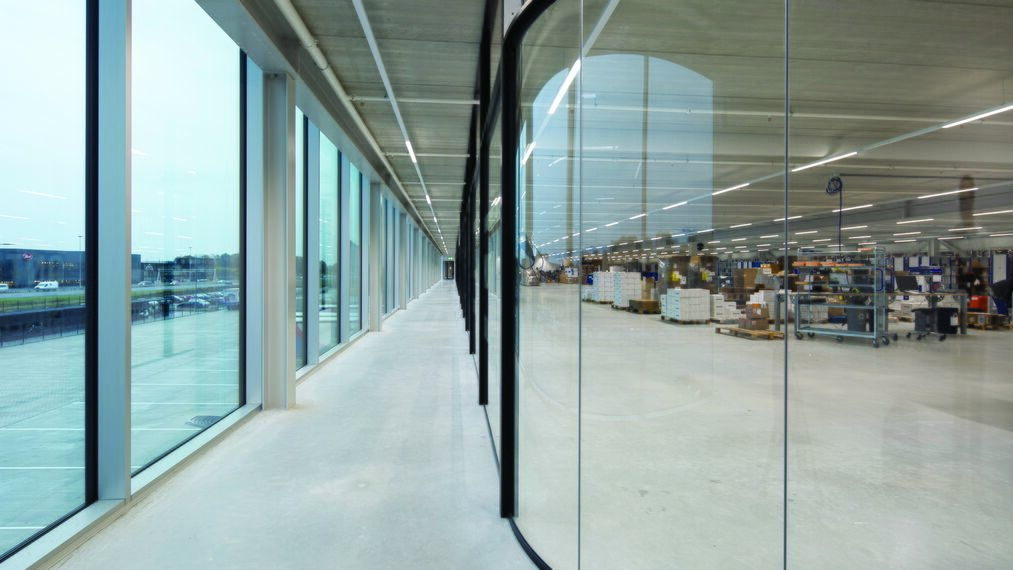 ConceptFolding 77 Puertas correderas y plegables y ConceptWall 50 Muros cortina - Warehouse DC New Logic III situado en Tilburg, los Países Bajos