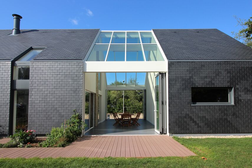 ConceptWall 50 Muros cortina, ThermoSystem 68 Ventanas, ConceptPatio 68 Puertas correderas y plegables y ConceptFolding 77 Puertas correderas y plegables - Vivienda bioclimática situado en Crach, Francia