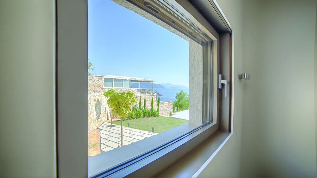 HiFinity Puertas correderas y plegables y CS 77 Hidden Vent Ventanas - Seaside Syvota situado en Igoumenitsa, Grecia