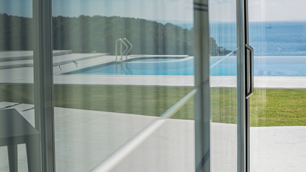 HiFinity Puertas correderas y plegables y CS 77 Hidden Vent Ventanas - Seaside Syvota situado en Igoumenitsa, Grecia
