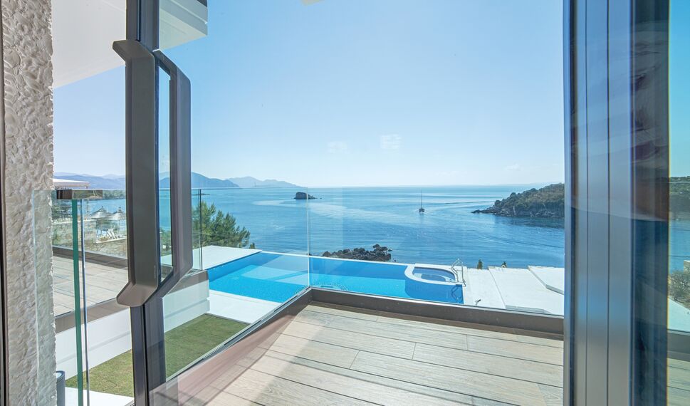 HiFinity Puertas correderas y plegables y CS 77 Hidden Vent Ventanas - Seaside Syvota situado en Igoumenitsa, Grecia