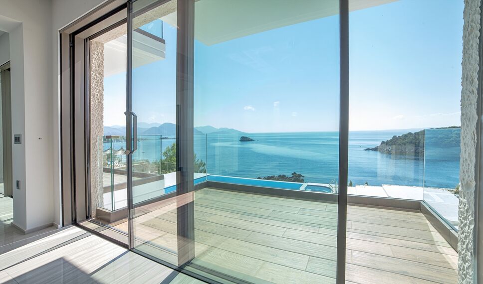 HiFinity Puertas correderas y plegables y CS 77 Hidden Vent Ventanas - Seaside Syvota situado en Igoumenitsa, Grecia