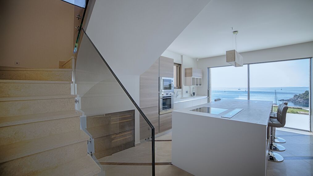 HiFinity Puertas correderas y plegables y CS 77 Hidden Vent Ventanas - Seaside Syvota situado en Igoumenitsa, Grecia