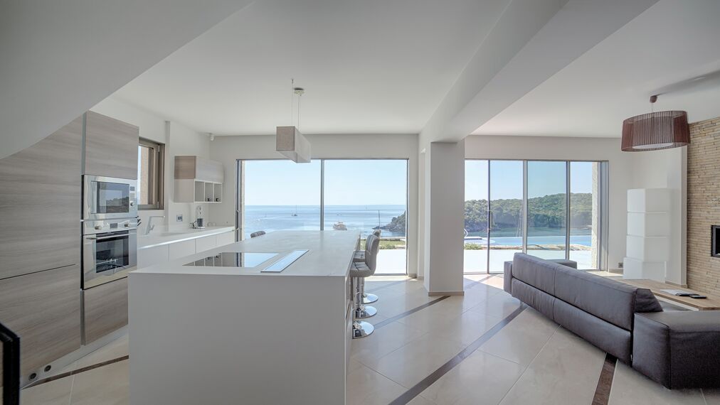 HiFinity Puertas correderas y plegables y CS 77 Hidden Vent Ventanas - Seaside Syvota situado en Igoumenitsa, Grecia