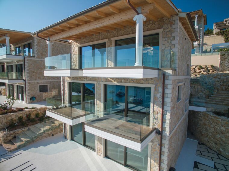 HiFinity Puertas correderas y plegables y CS 77 Hidden Vent Ventanas - Seaside Syvota situado en Igoumenitsa, Grecia