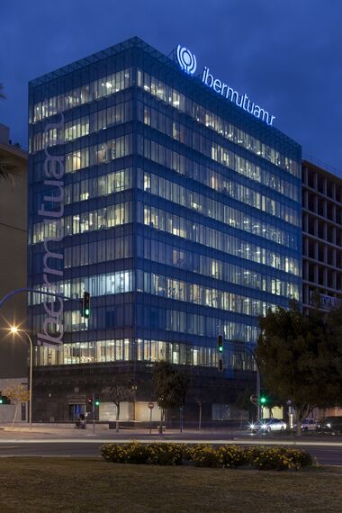 CW 50-SC Muros cortina - Office building Ibermutuamur situado en Alicante, España