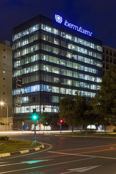 CW 50-SC Muros cortina - Office building Ibermutuamur situado en Alicante, España