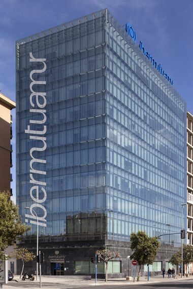 CW 50-SC Muros cortina - Office building Ibermutuamur situado en Alicante, España