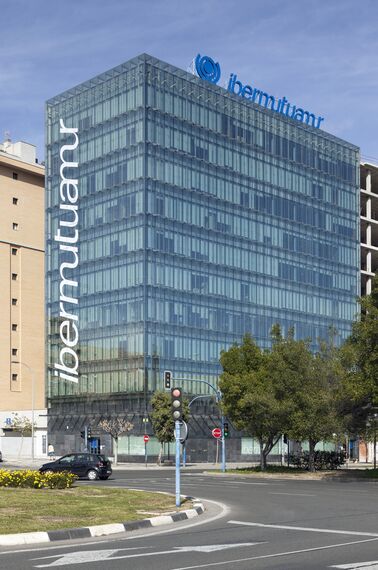 CW 50-SC Muros cortina - Office building Ibermutuamur situado en Alicante, España