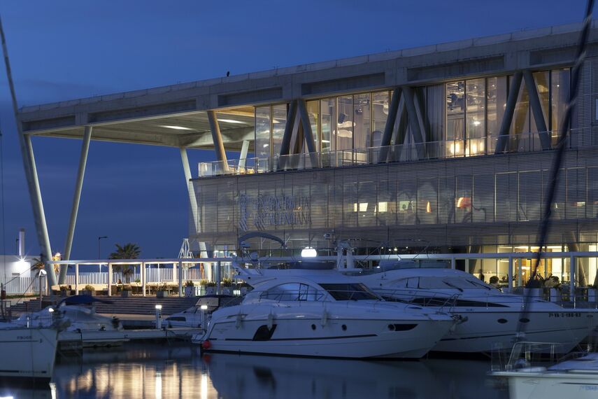 HiFinity Puertas correderas y plegables - Entertainment Baleària port Dénia situado en Alicante, España