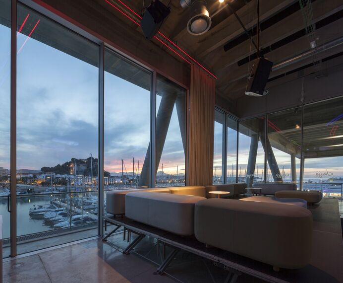 HiFinity Puertas correderas y plegables - Entertainment Baleària port Dénia situado en Alicante, España