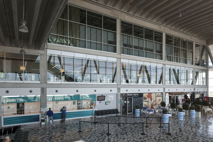 HiFinity Puertas correderas y plegables - Entertainment Baleària port Dénia situado en Alicante, España