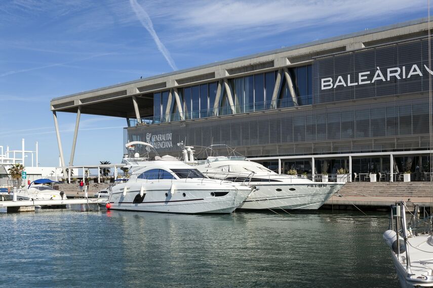 HiFinity Puertas correderas y plegables - Entertainment Baleària port Dénia situado en Alicante, España