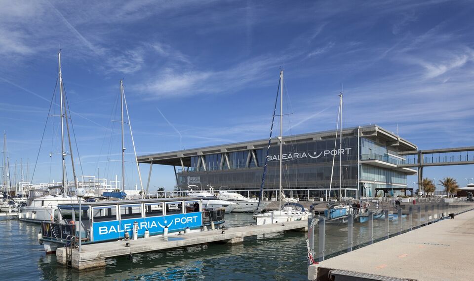 HiFinity Puertas correderas y plegables - Entertainment Baleària port Dénia situado en Alicante, España