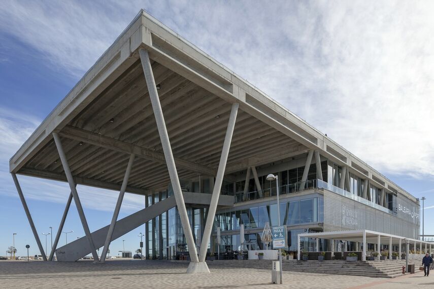 HiFinity Puertas correderas y plegables - Entertainment Baleària port Dénia situado en Alicante, España