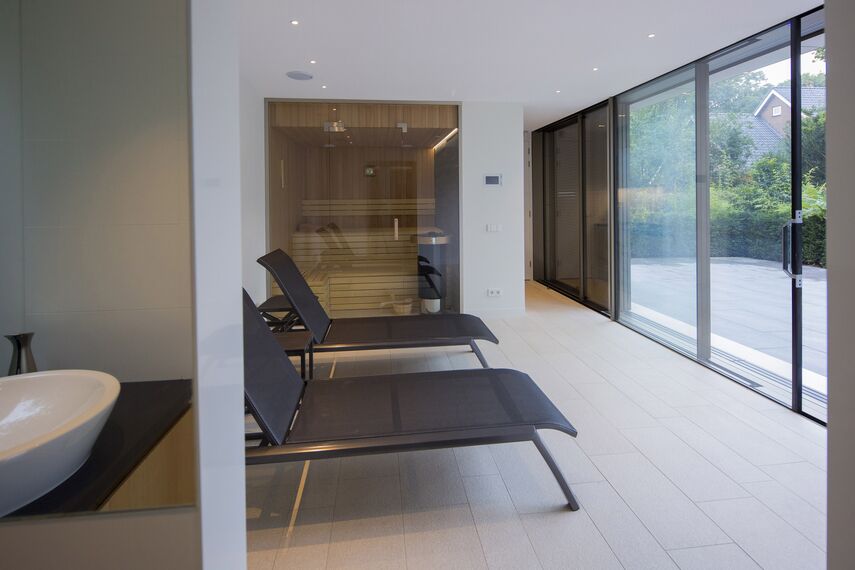 BriseSoleil 40 Protección solar, HiFinity Puertas correderas y plegables y CS 86-HI (c) Sistemas cancelados - Poolhouse Bergen situado en Bergen, los Países Bajos
