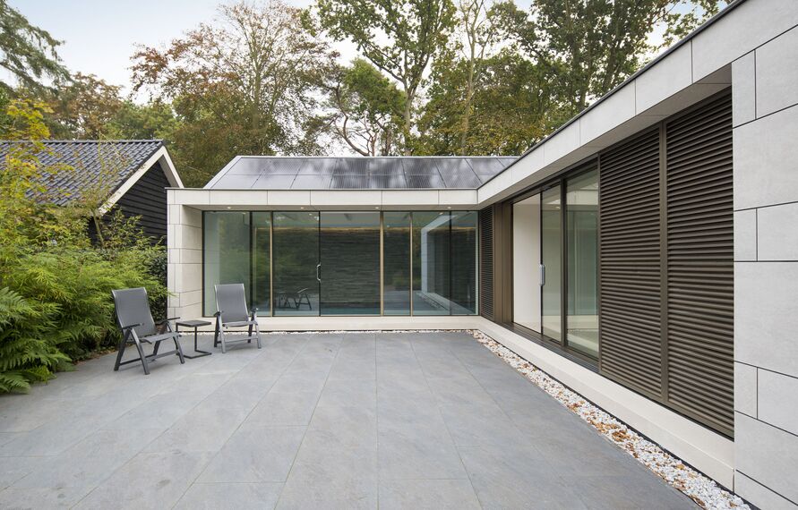 BriseSoleil 40 Protección solar, HiFinity Puertas correderas y plegables y CS 86-HI (c) Sistemas cancelados - Poolhouse Bergen situado en Bergen, los Países Bajos