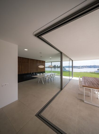 ConceptPatio 130 Puertas correderas y plegables, ConceptSystem 77 Ventanas, ConceptSystem 77 Puertas y ConceptWall 50 Muros cortina - Buftea Residence situado en Buftea, Rumania