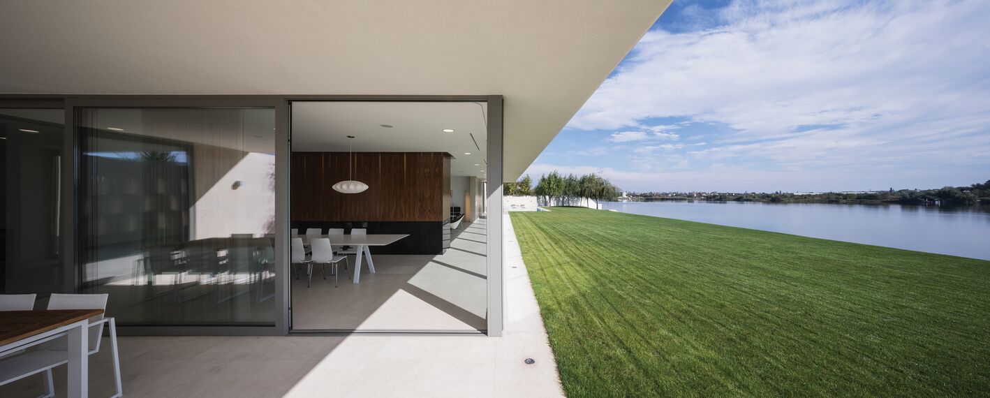 ConceptPatio 130 Puertas correderas y plegables, ConceptSystem 77 Ventanas, ConceptSystem 77 Puertas y ConceptWall 50 Muros cortina - Buftea Residence situado en Buftea, Rumania