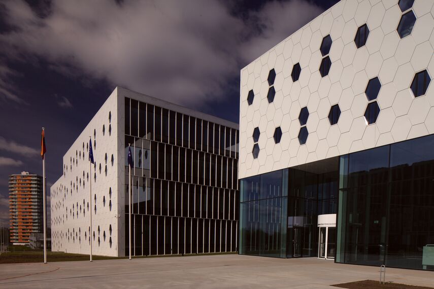 CI 45 Ventanas, ConceptSystem 77 Puertas, ConceptSystem 77 Ventanas y CW 50-HI Muros cortina - College/University National Centre  of Physical and Technological Sciences situado en Vilnius, Lituania