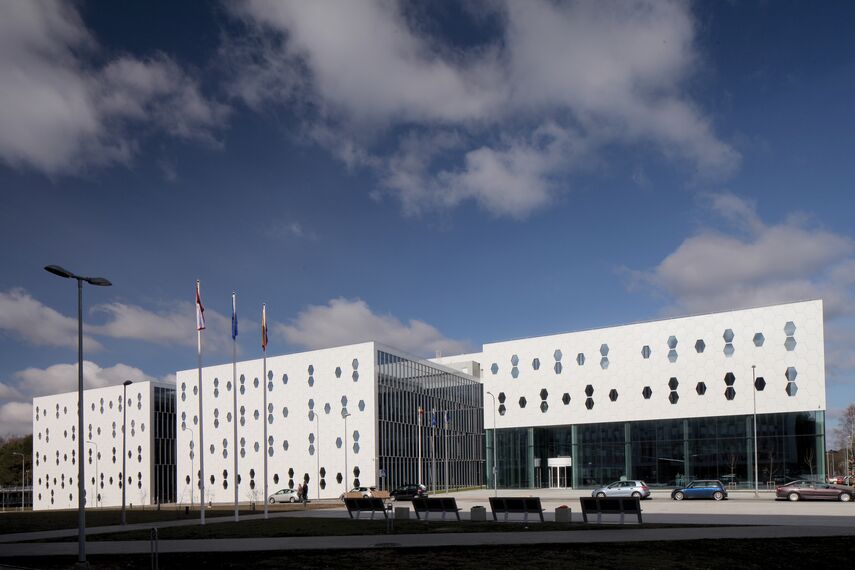 CI 45 Ventanas, ConceptSystem 77 Puertas, ConceptSystem 77 Ventanas y CW 50-HI Muros cortina - College/University National Centre  of Physical and Technological Sciences situado en Vilnius, Lituania