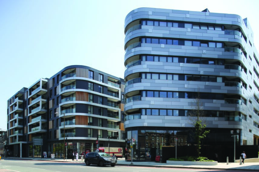 CS 86-HI (c) Sistemas cancelados, ConceptWall 50 Muros cortina, ConceptPatio 130 Puertas correderas y plegables, Vision 50 Puertas y ConceptSystem 77 Ventanas - Complejo de apartamentos Greenwich Square situado en London, Reino Unido