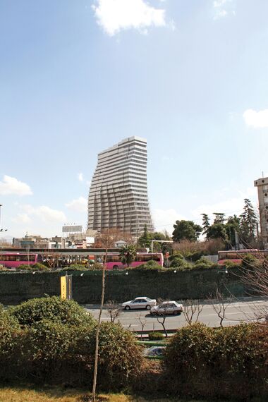 ConceptWall 60 Muros cortina, ConceptSystem 68 Ventanas y Ventalis Sistemas complementarios - Jaam Tower situado en Tehran, Irán