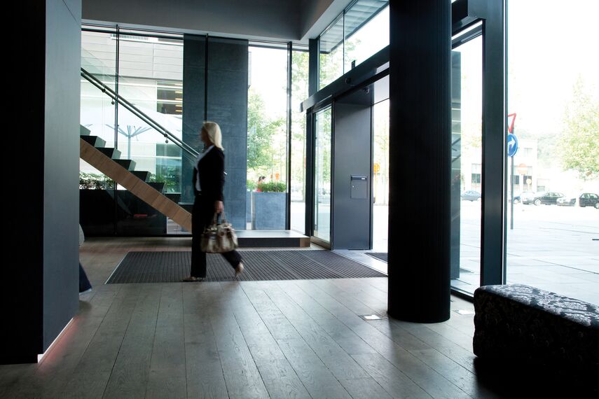 ConceptWall 50 Muros cortina, ConceptSystem 68 Ventanas, ConceptSystem 68 Puertas y CS 38-SL Sistemas cancelados - Hotel/Holiday complex Hotel Carbon situado enBélgica