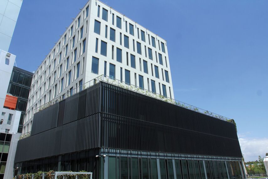 ConceptWall 50 Muros cortina, CW 60-SC Muros cortina y CS 77 Hidden Vent Ventanas - Office building Expo2000 situado en Sofia, Bulgarije