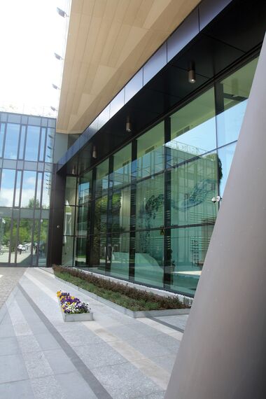 ConceptWall 50 Muros cortina, CW 60-SC Muros cortina y CS 77 Hidden Vent Ventanas - Office building Expo2000 situado en Sofia, Bulgarije