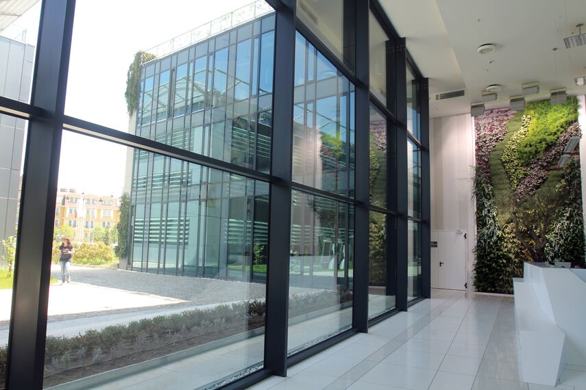 ConceptWall 50 Muros cortina, CW 60-SC Muros cortina y CS 77 Hidden Vent Ventanas - Office building Expo2000 situado en Sofia, Bulgarije